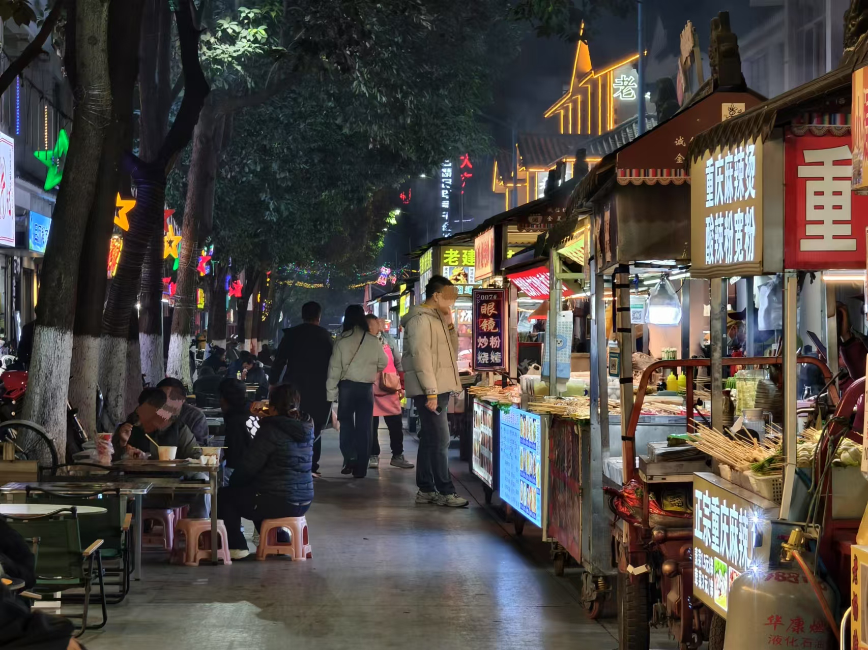 夜市油污变马路“杀手”  罪魁祸首究竟是谁？ (4).jpg