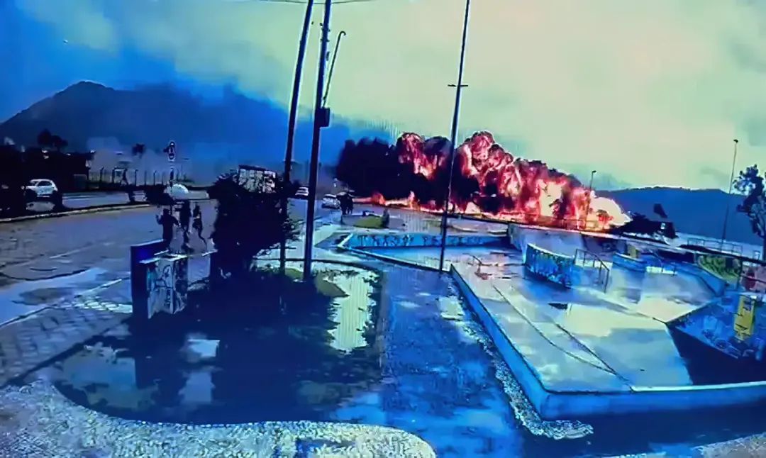 突发：巴西一飞机发生爆炸.jpg