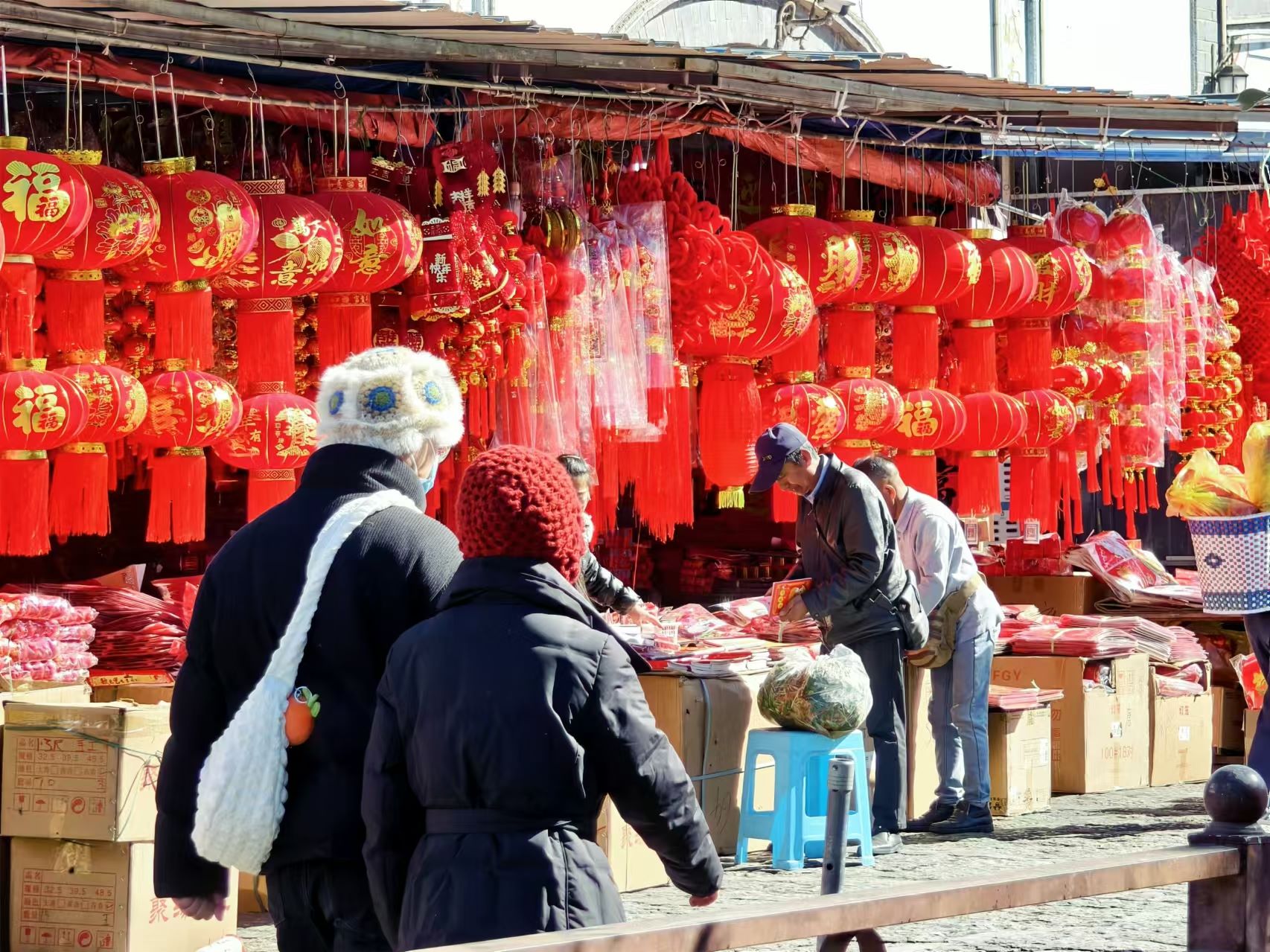 忠义市场年味浓 市民热购年货欢欢喜喜迎新春 (1).jpg