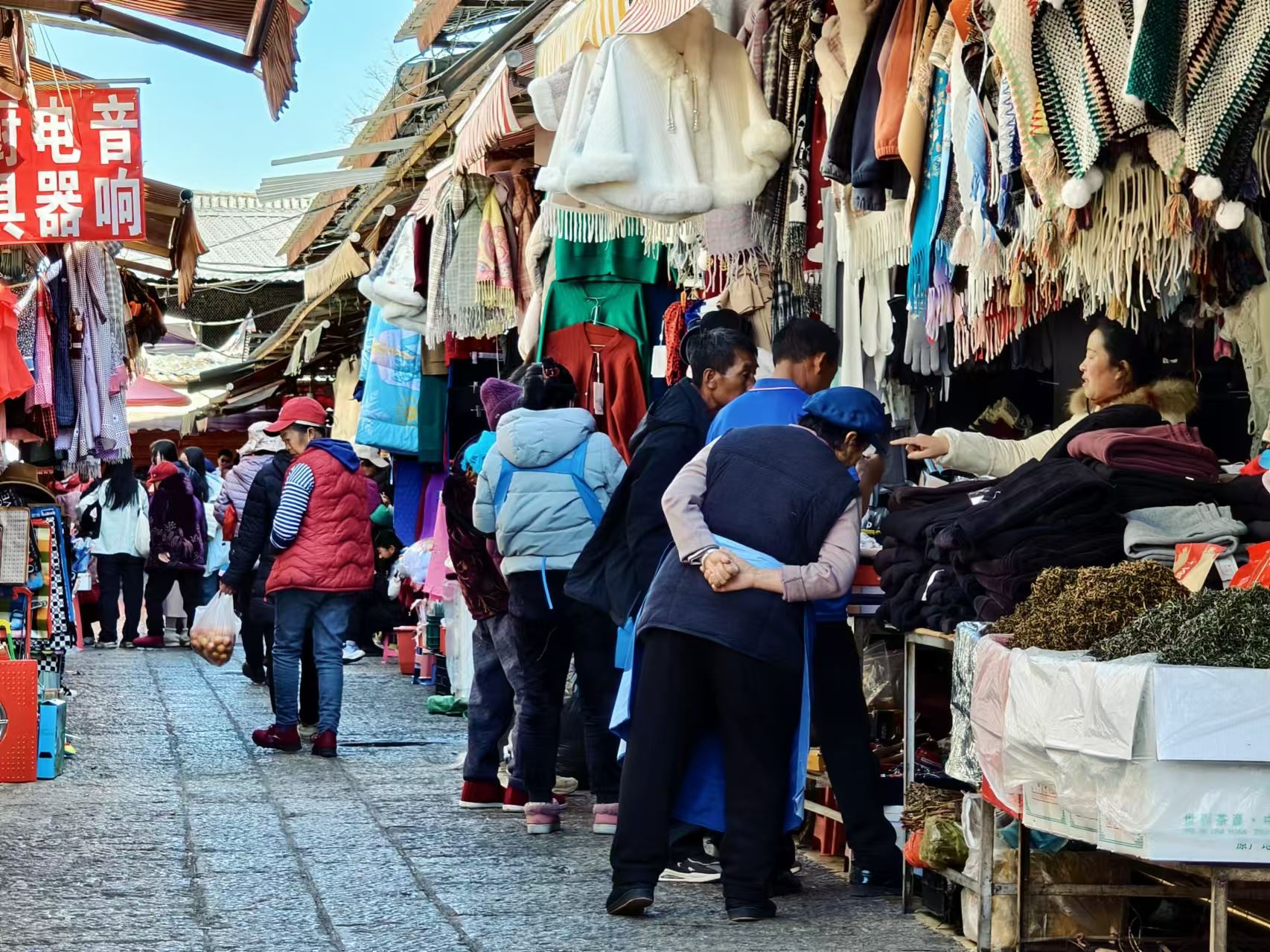 忠义市场年味浓 市民热购年货欢欢喜喜迎新春 (3).jpg