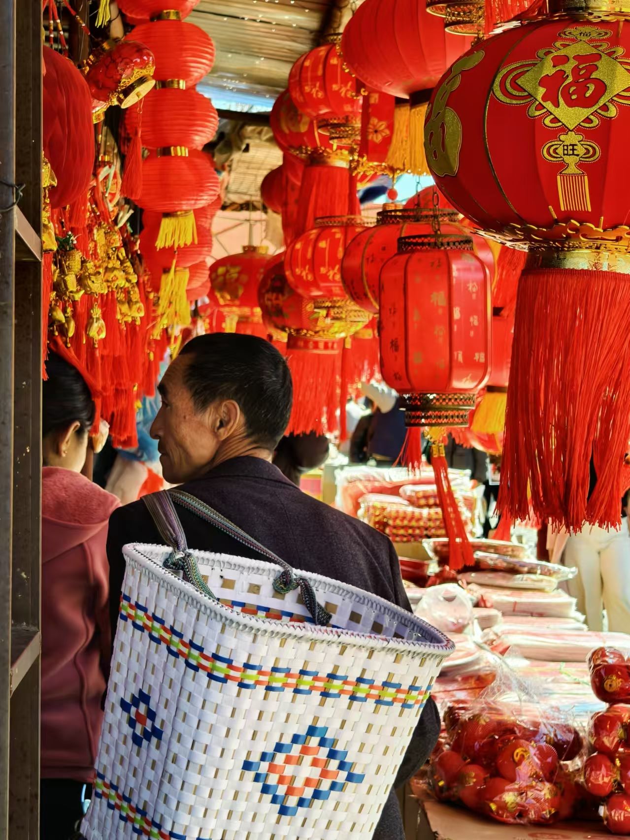 忠义市场年味浓 市民热购年货欢欢喜喜迎新春 (4).jpg