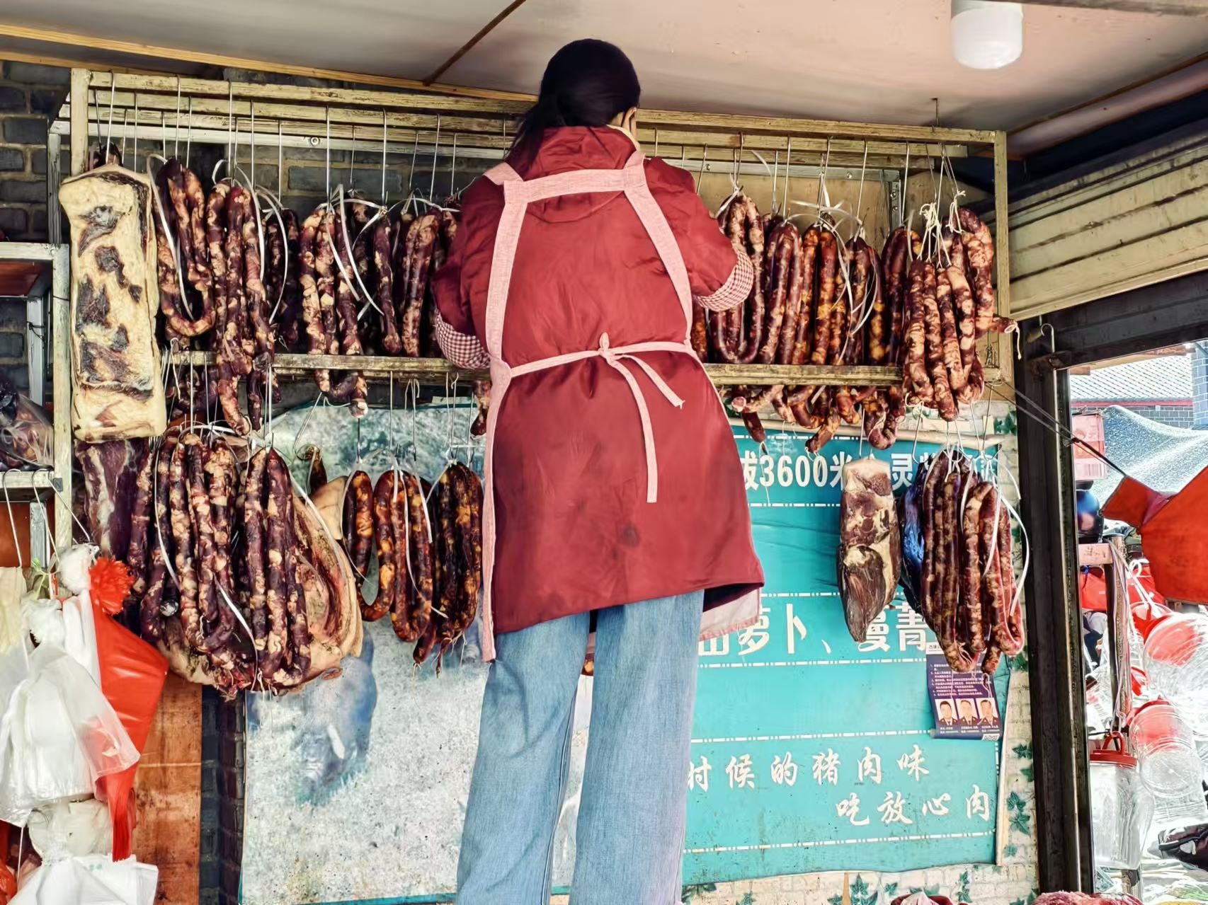 忠义市场年味浓 市民热购年货欢欢喜喜迎新春 (6).jpg