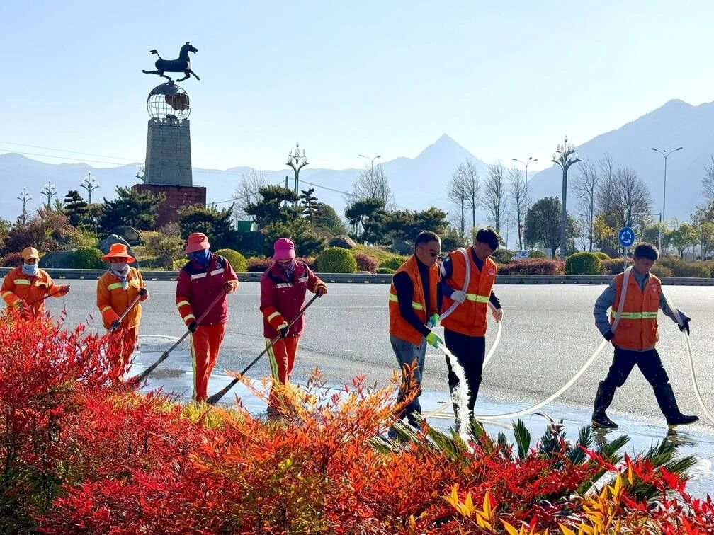 600余人冲洗街道！丽江城“净”候新春2.jpg
