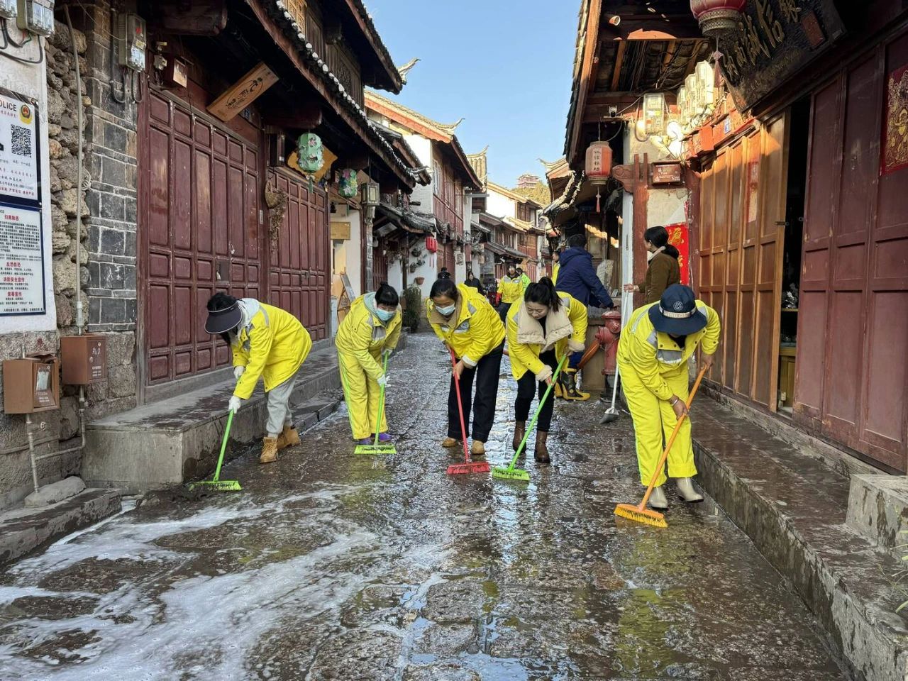 600余人冲洗街道！丽江城“净”候新春4.jpg