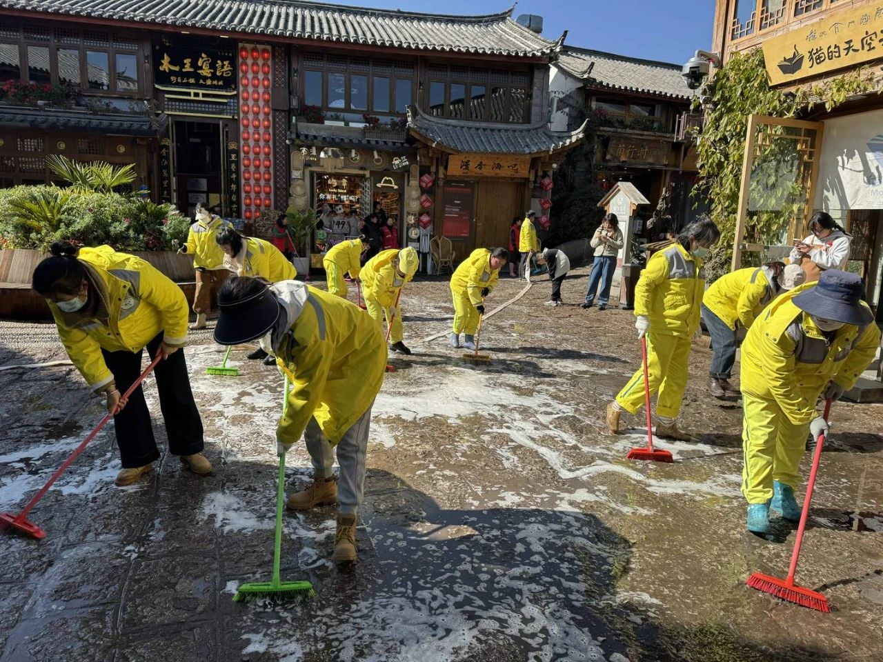 600余人冲洗街道！丽江城“净”候新春6.jpg