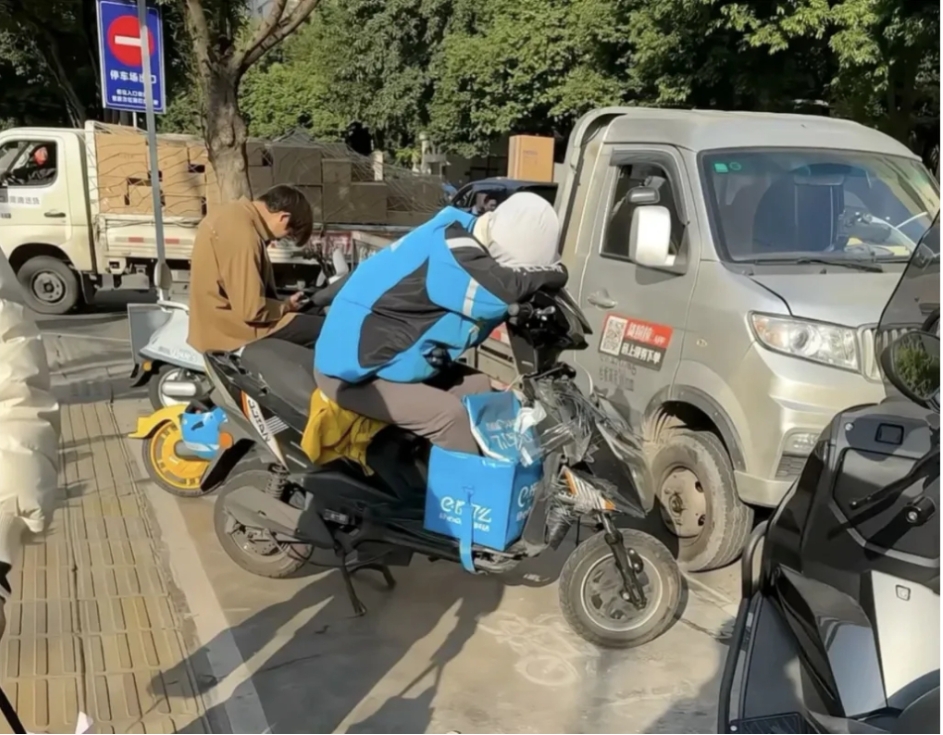 外卖骑手午休时将脚放进保温箱？平台回应.png