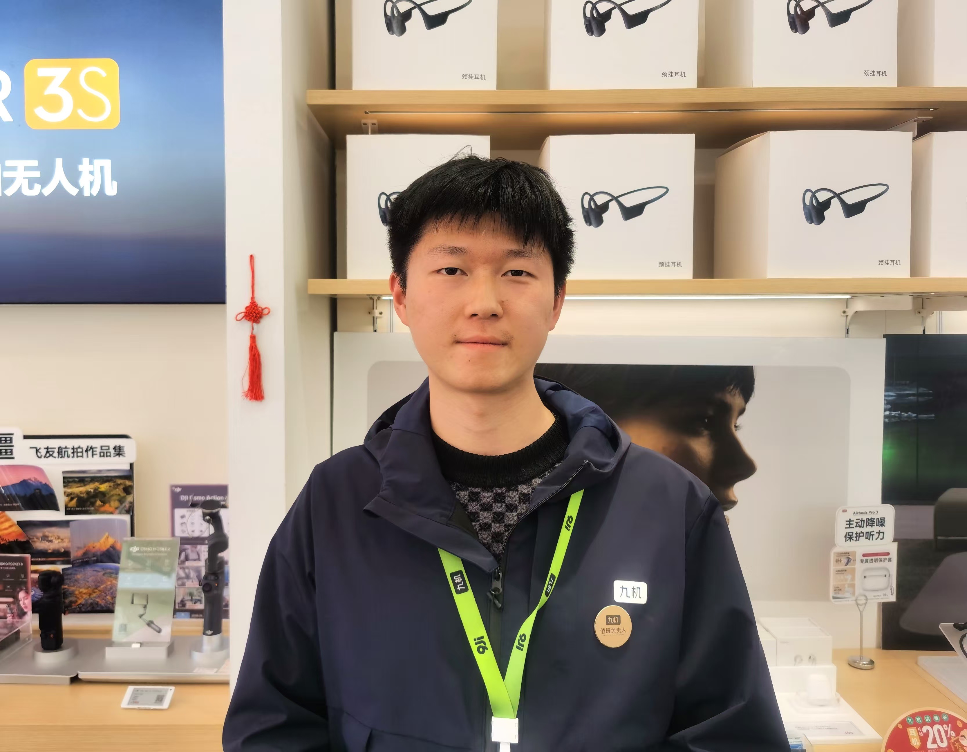 买手机领国补  丽江不少手机专卖店上百人预约  客流量增加近50%2.jpg