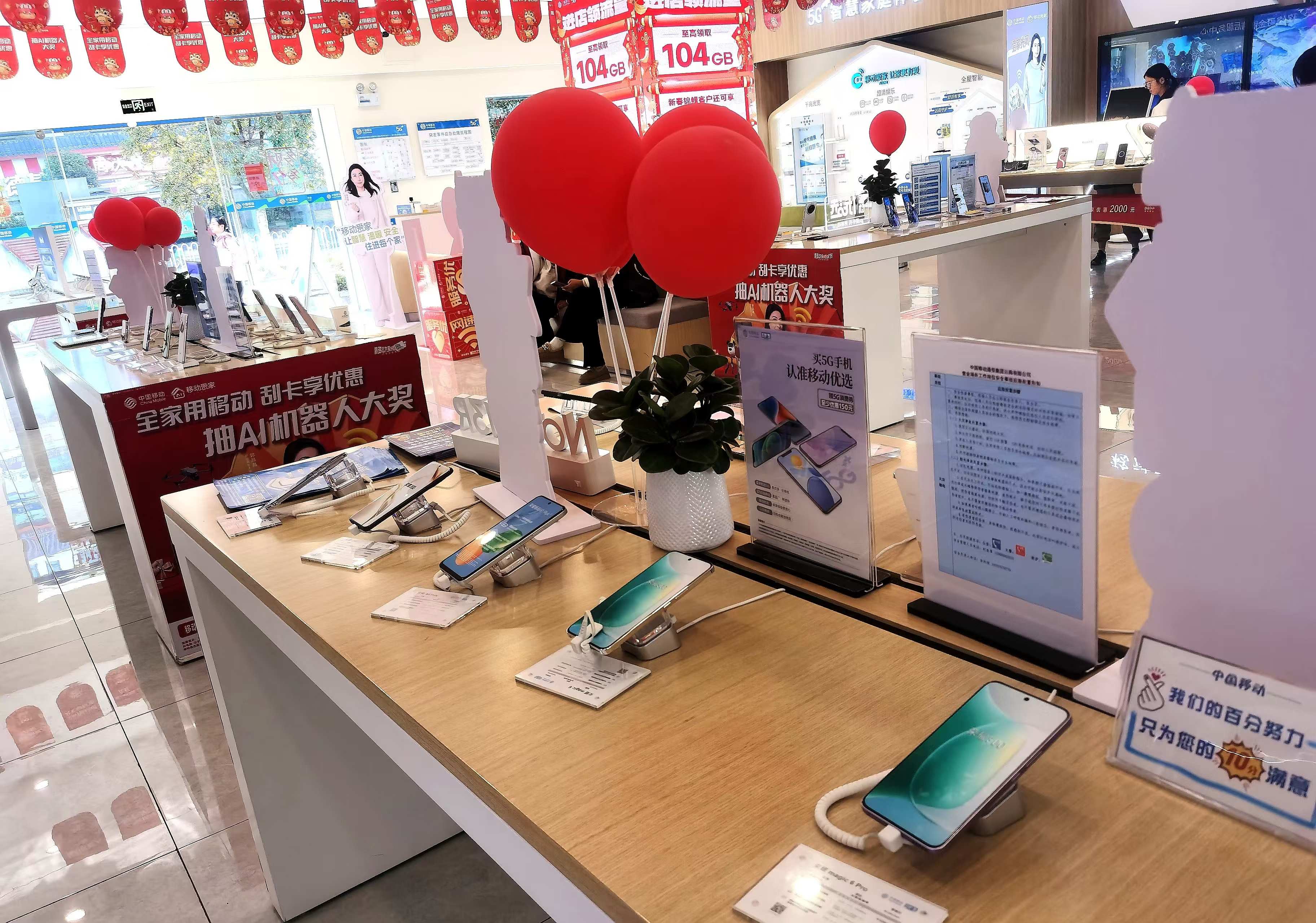 买手机领国补  丽江不少手机专卖店上百人预约  客流量增加近50%3.jpg