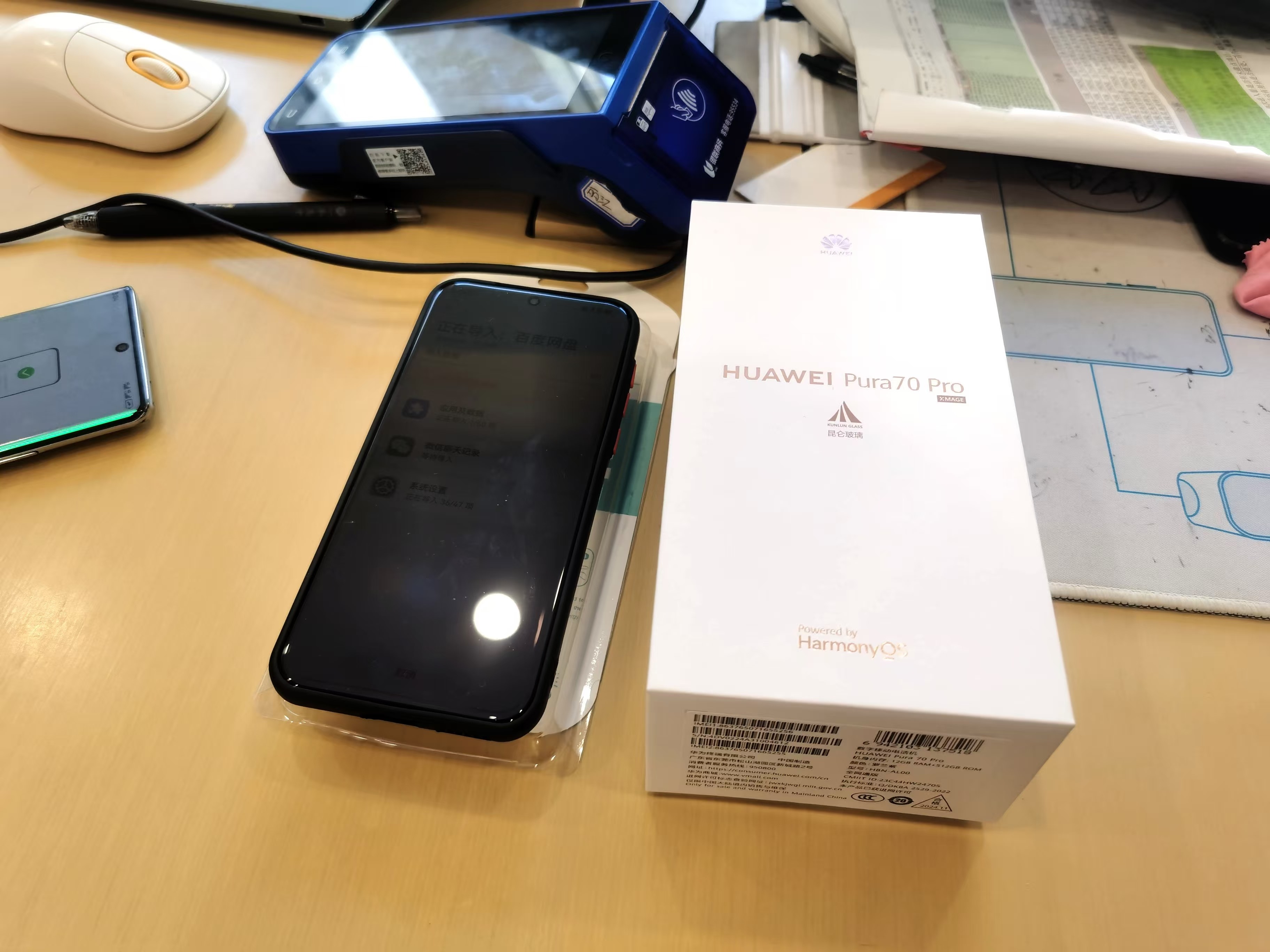 买手机领国补  丽江不少手机专卖店上百人预约  客流量增加近50%5.jpg