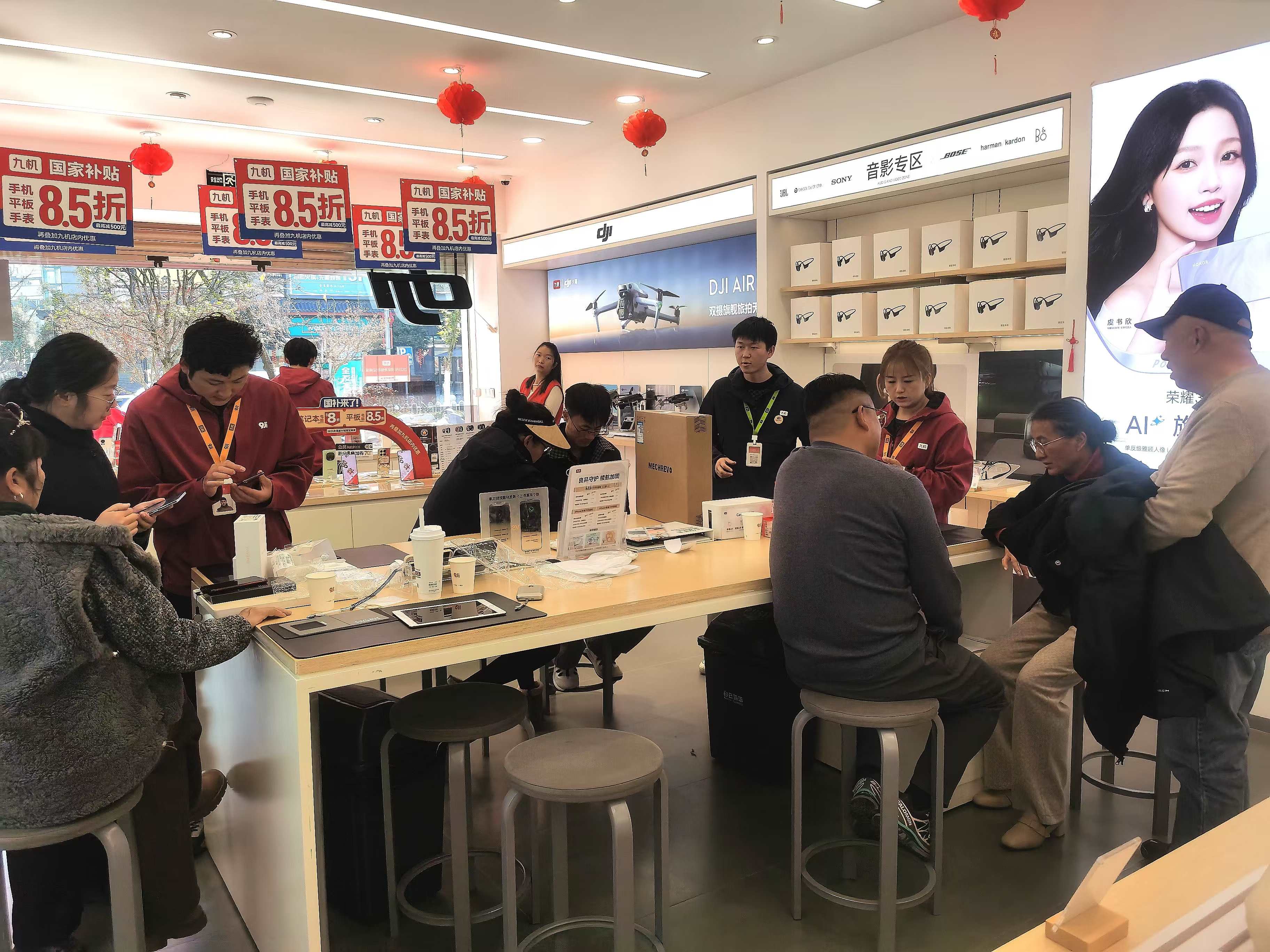 买手机领国补  丽江不少手机专卖店上百人预约  客流量增加近50%1.jpg