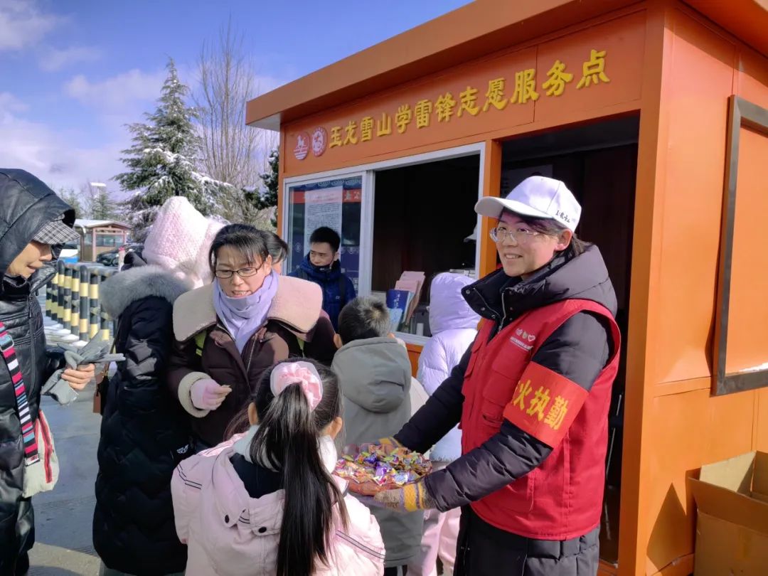 玉龙雪山春节雪景如画 景区工作人员坚守岗位保障游客暖心之旅 (5).jpg
