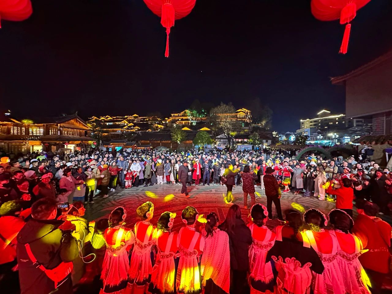 “和美大研 喜迎新春”丽江大研古城欢歌热舞贺新春1.jpg