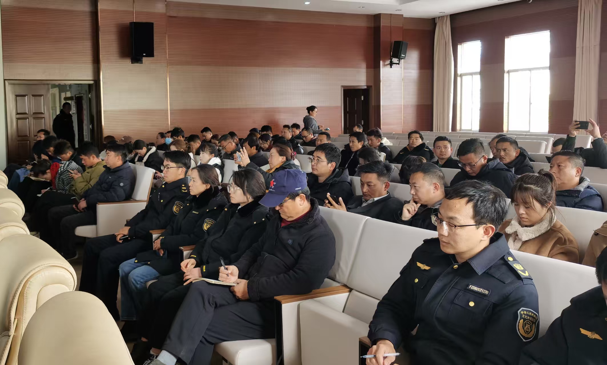 丽江召开涉旅企业警示教育大会，为 2025旅游市场 “保驾护航”3.jpg