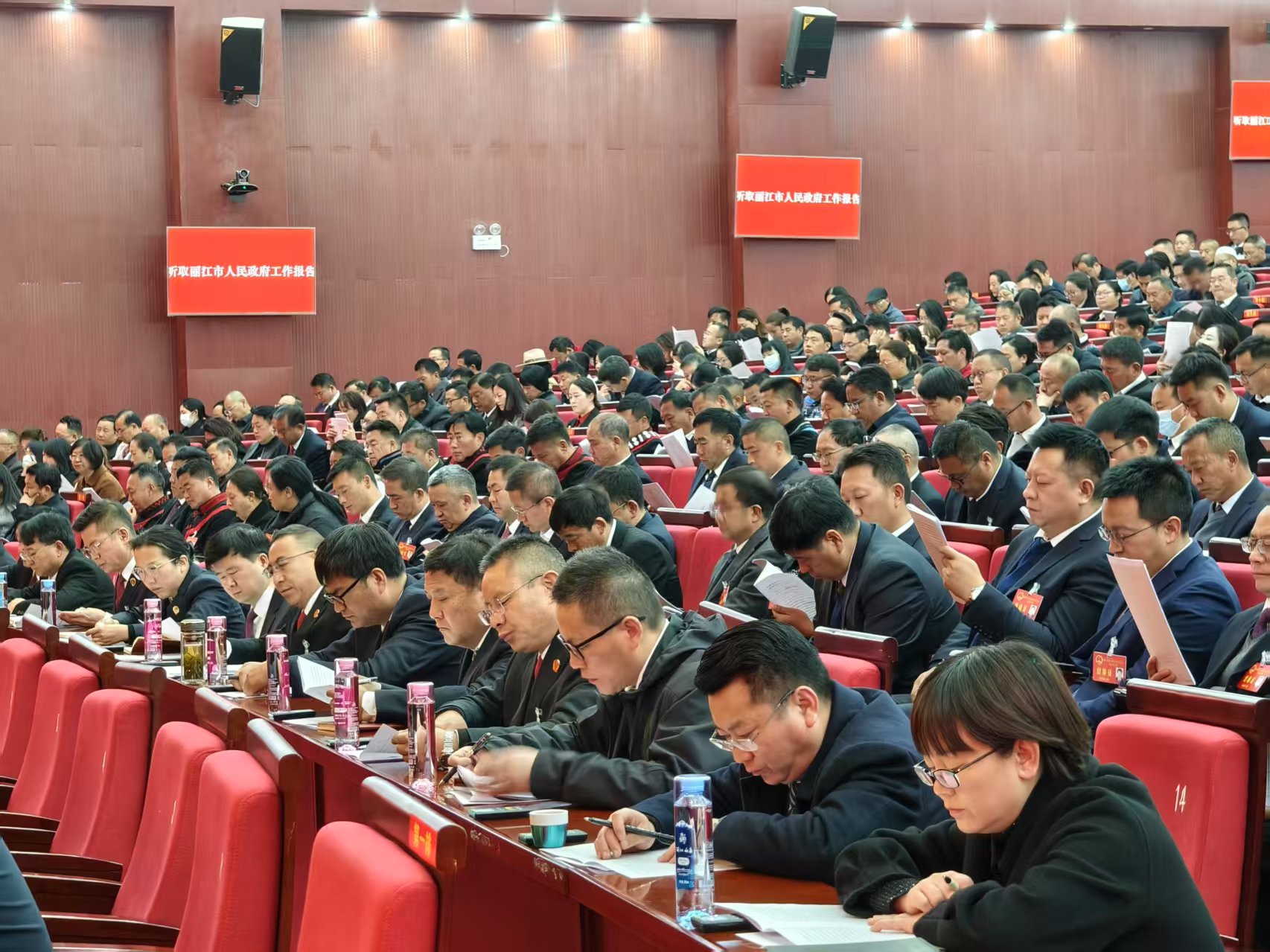丽江市五届人大五次会议隆重开幕  今年重点抓好10个方面工作 (2).jpg