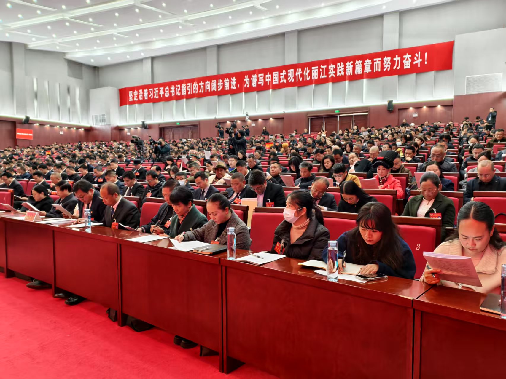 丽江市五届人大五次会议隆重开幕  今年重点抓好10个方面工作 (3).jpg