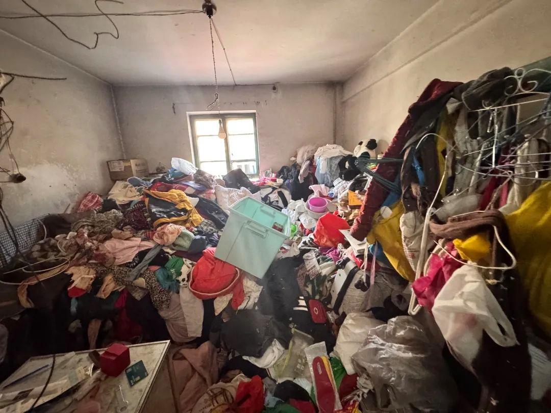 退休金超9000，91岁老人家中却“垃圾成山”！原因心酸1.jpeg