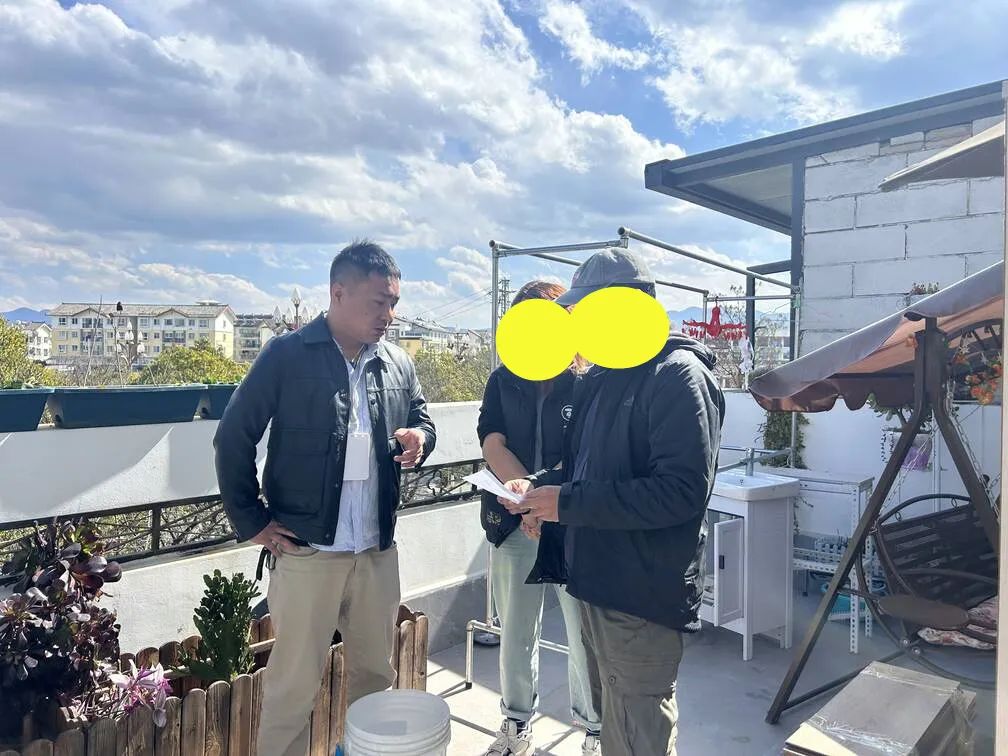 楼顶私建卫生间、房间？拆！古城多部门联合依法拆除雪山路100㎡违建 (1).jpg