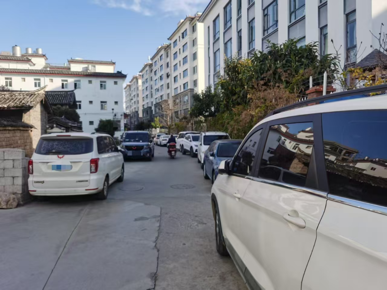 丽江一幼儿园门前“堵局”：违规停车成常态  村道困住多方治理4.jpg