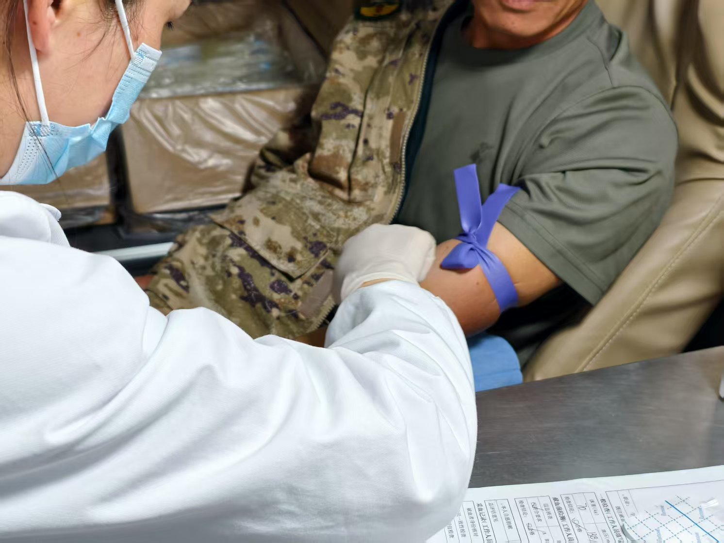 丽江“热血”新兵为爱“挽袖” (2).jpg