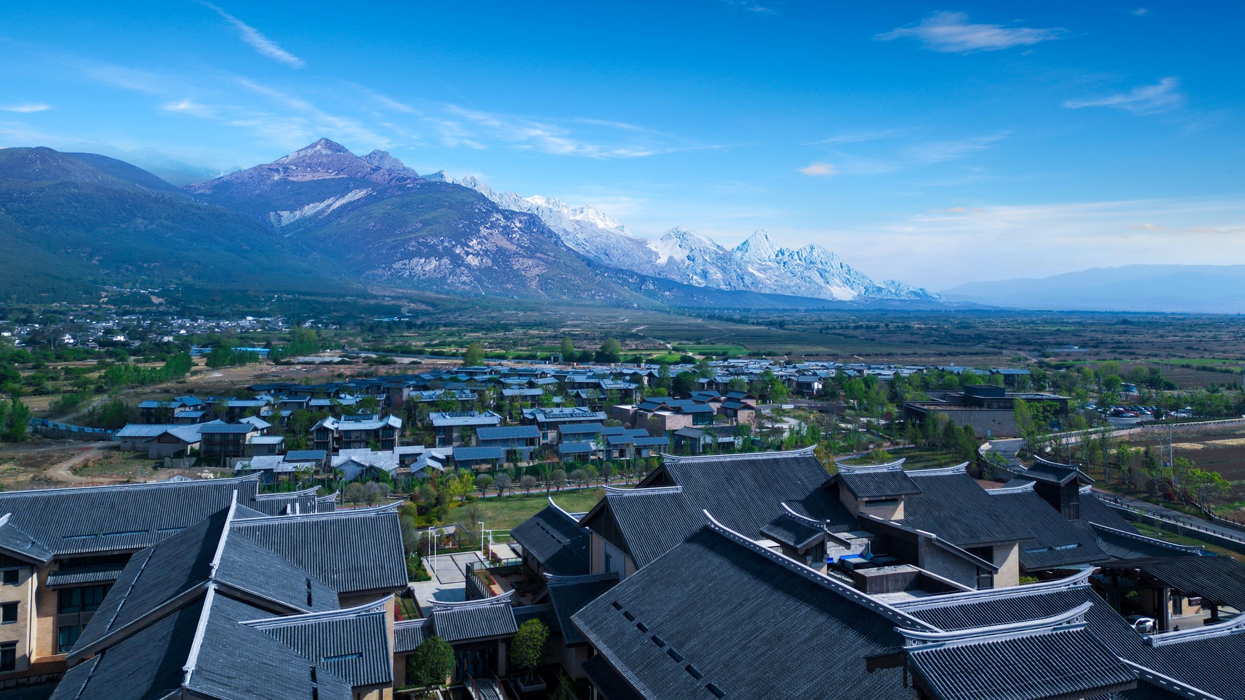 玉龙雪山下艺术绽放“旅居云南·阿美泽艺术国际联展” 跨城启幕4.jpg