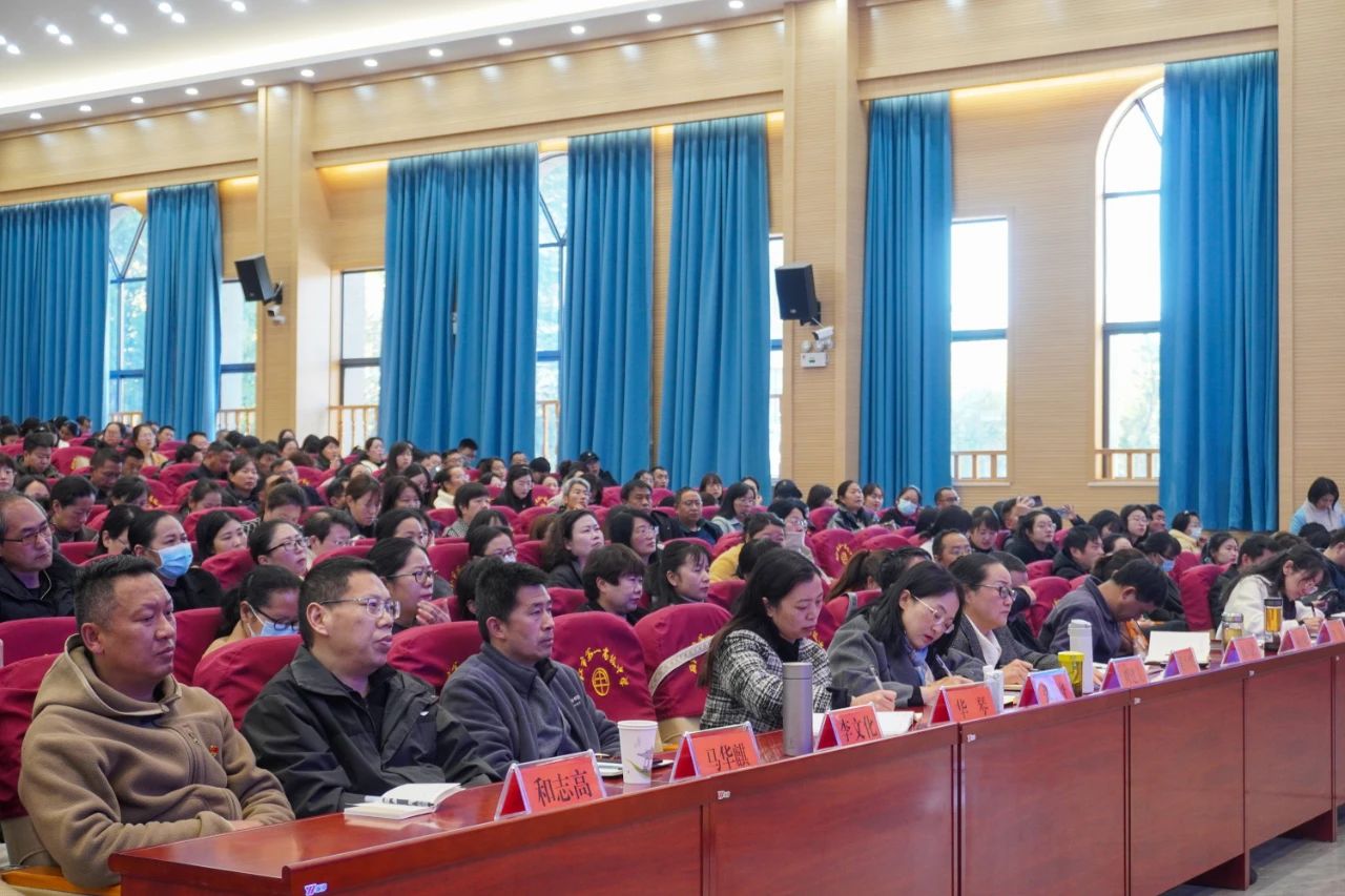 AI助手赋能课堂革命 丽江全市教师队伍学习人工智能应用技能3.jpg