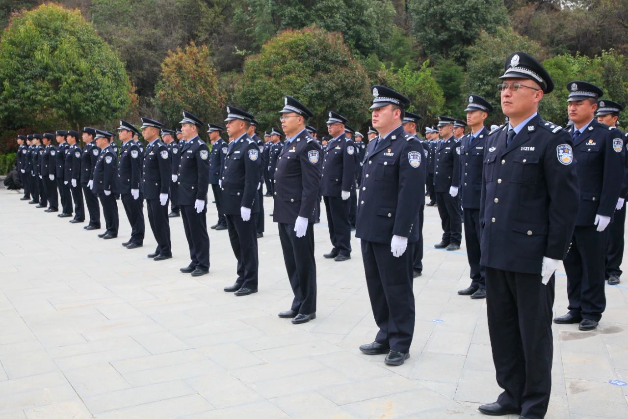 丽江公安系统开展清明祭奠英烈活动 传承精神勇担使命3.jpg