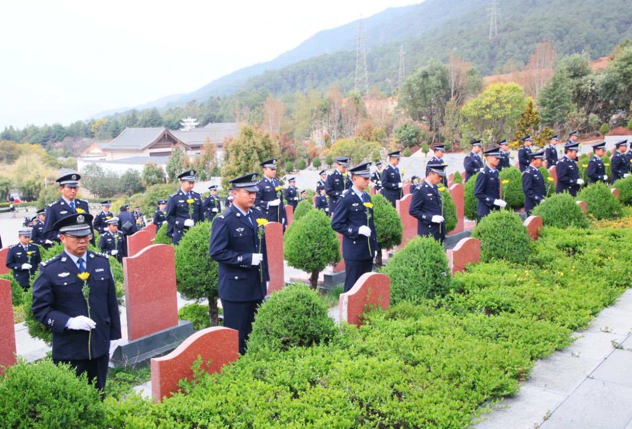丽江公安系统开展清明祭奠英烈活动 传承精神勇担使命4.jpg