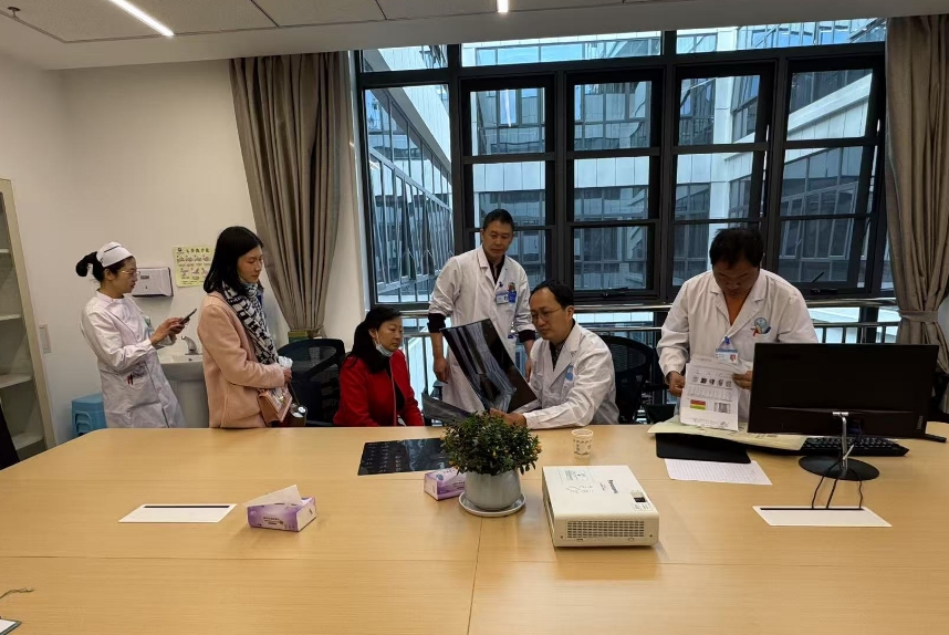 签约授牌！马珂博士团队助力，丽江骨关节诊疗驶入精准快车道 (1).png