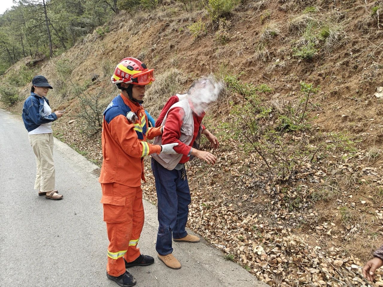 从被困到脱险仅25分钟！丽江消防成功解救三轮车侧翻被困老人3.jpg