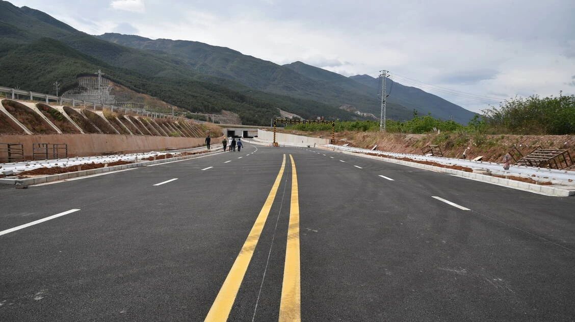 丽江机场交通升级提速！三期改扩建配套道路工程完成85%3.jpg