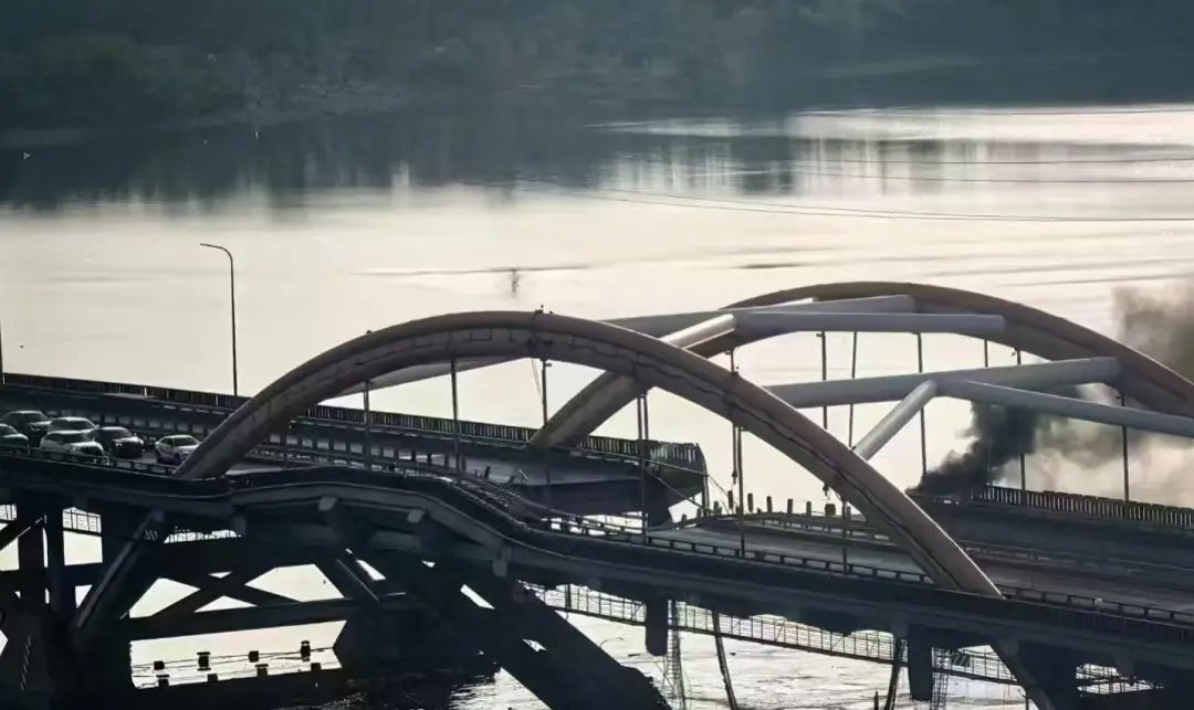 北京顺义潮白河大桥起火桥体受损，官方：明火已灭无伤亡1.jpg