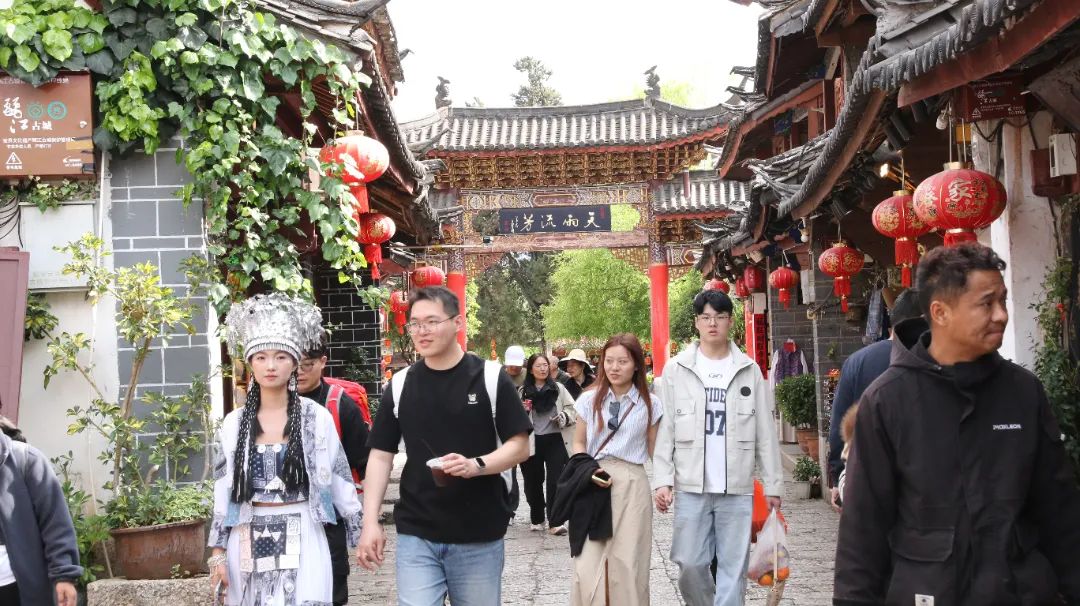 五一假期  丽江古城人气高，游客尽享春日风情 (3).jpg