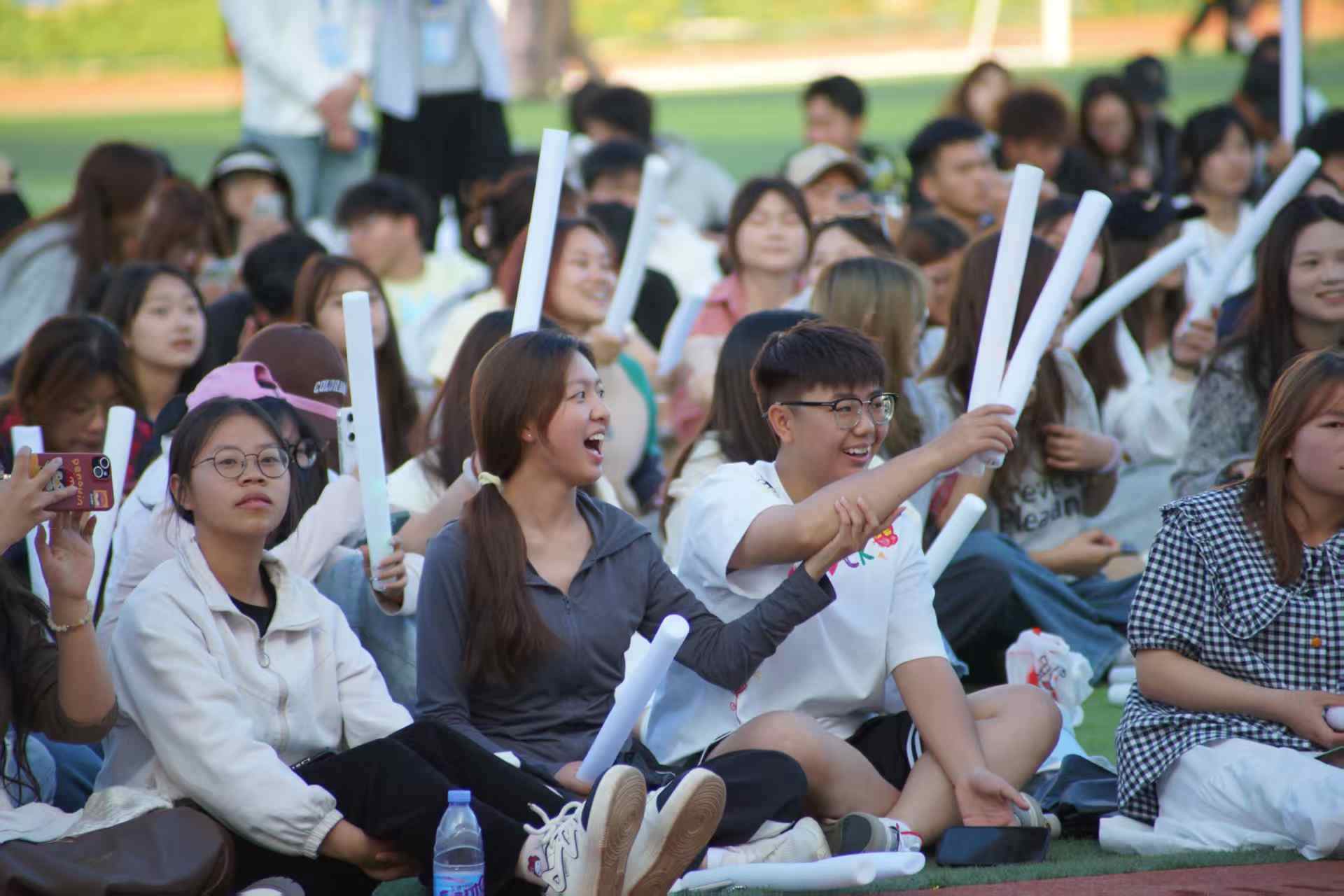 丽江古城民谣闪现丽师校园，创意集市 live现场燃爆青春夜！2.jpeg