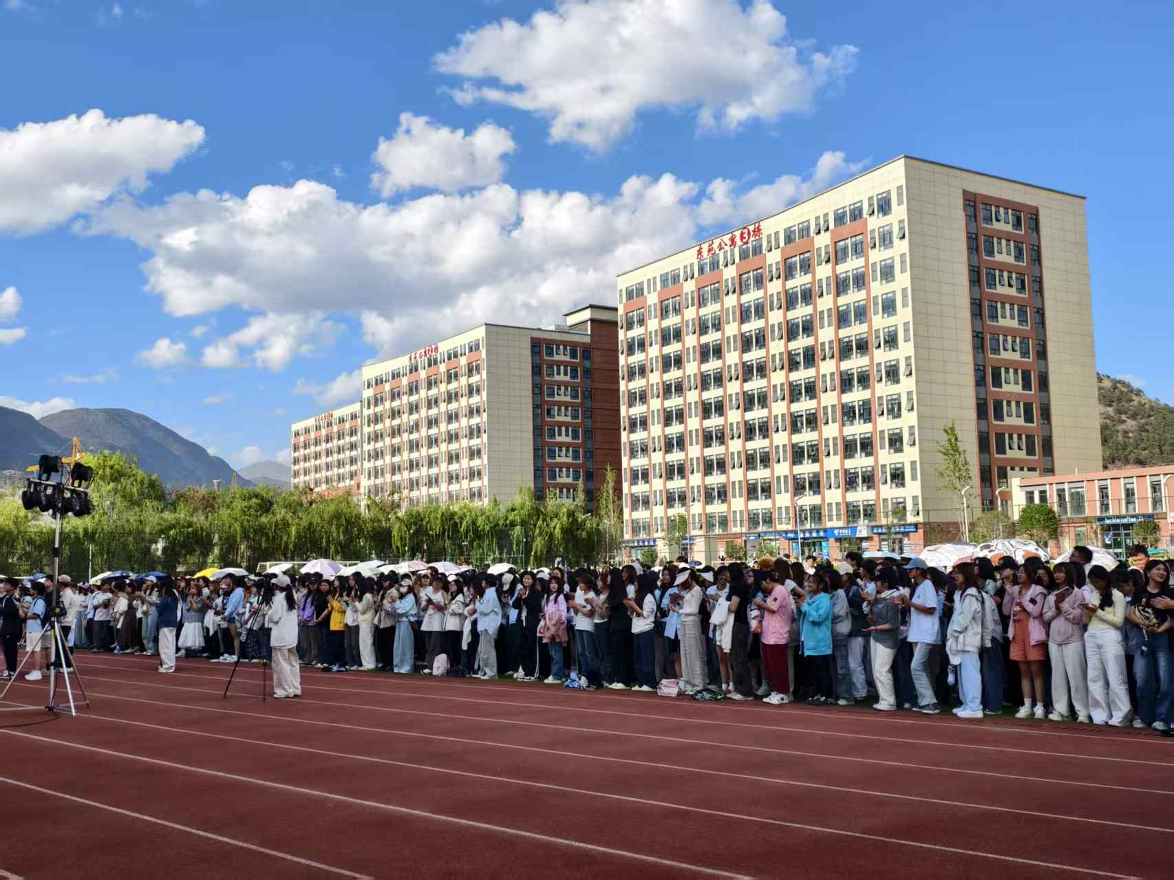 丽江古城民谣闪现丽师校园，创意集市 live现场燃爆青春夜！4.jpeg