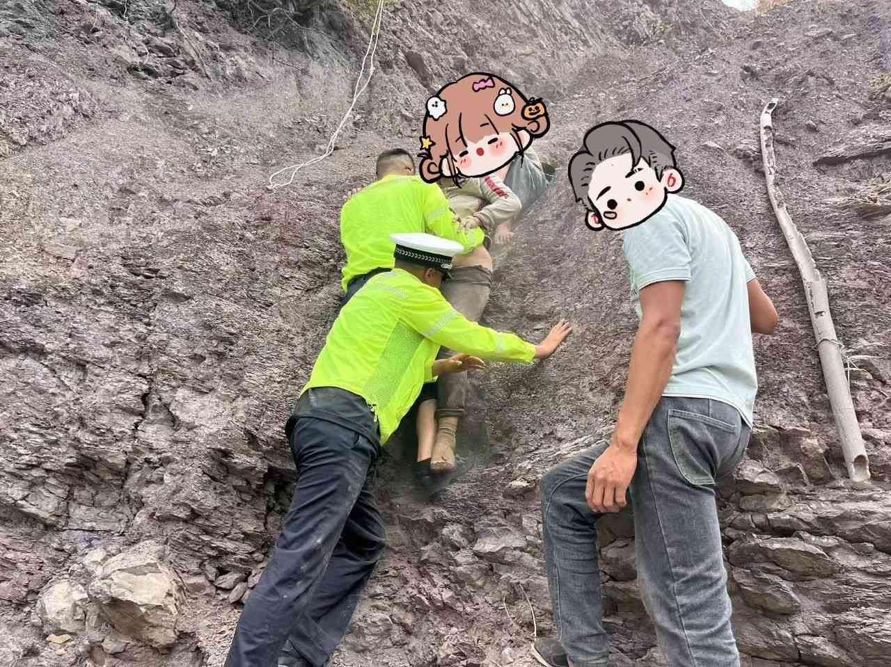 惊险！丽江一女子连人带车坠崖，民警“接力托举”2小时生死救援2.jpeg