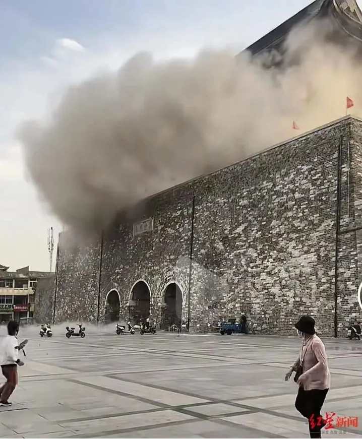 安徽凤阳鼓楼顶部瓦片部分脱落 官方通报：无人员伤亡，原因正调查1.jpeg