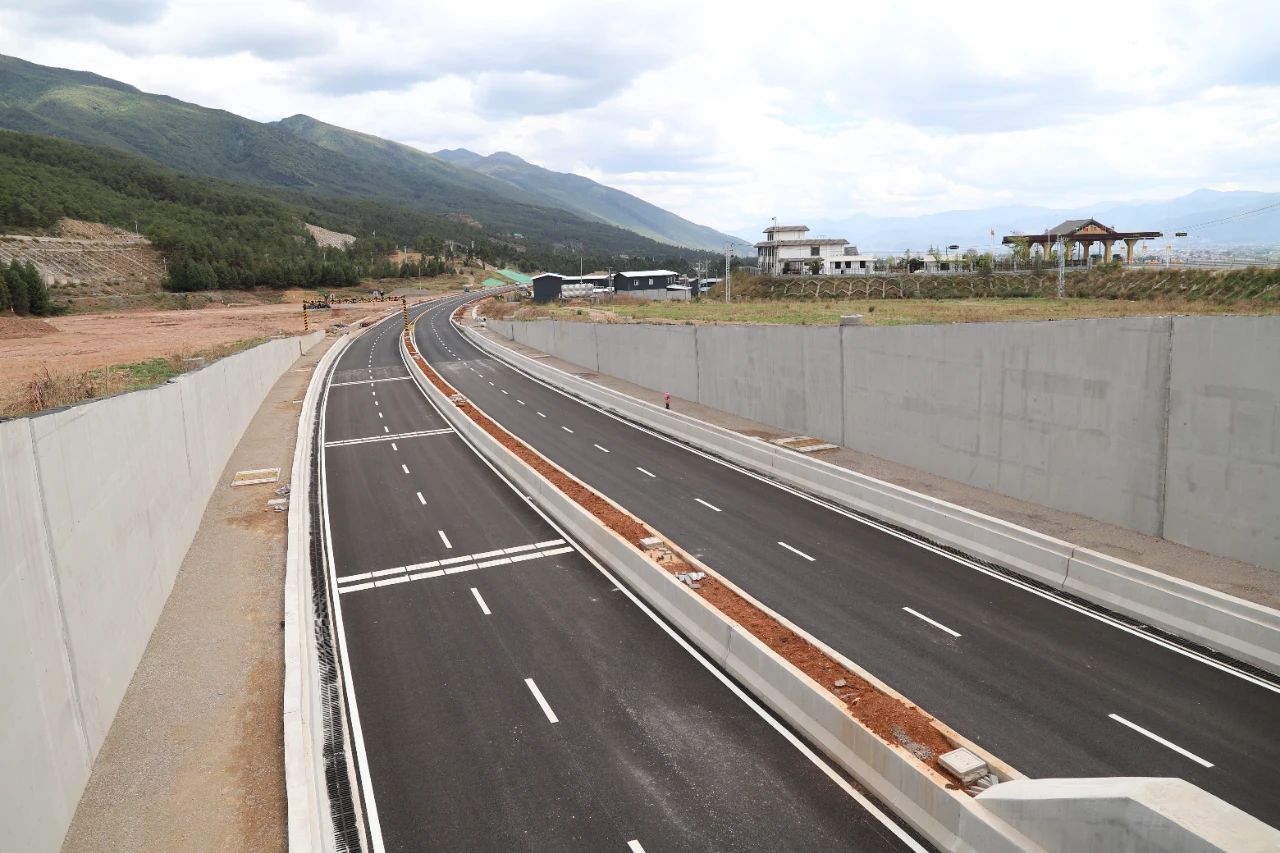 丽江机场24米道 5月20日开放试通车了5.jpg