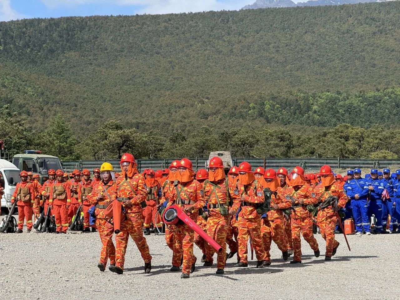 140 余人协同作战！玉龙雪山景区上演森林草原防灭火实战“大练兵”6.jpg