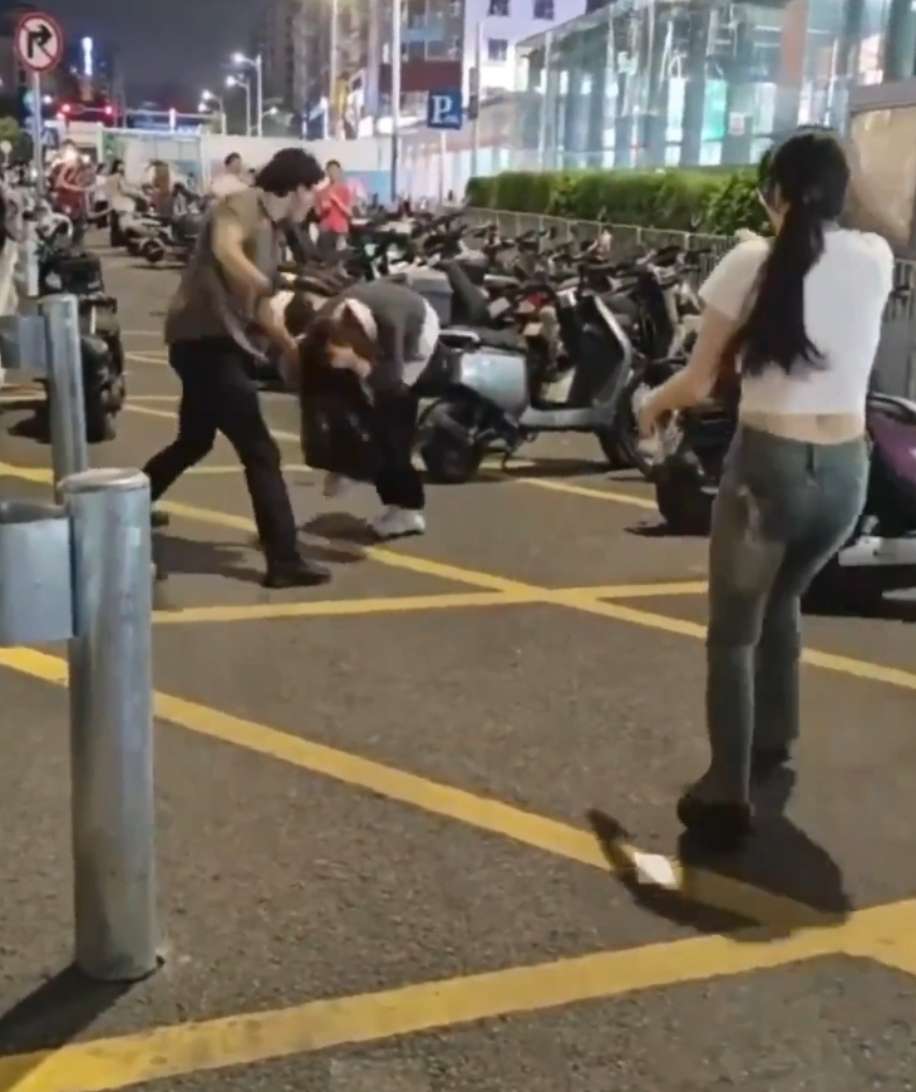 深圳一男子当街殴打女生被刑拘 警方通报其患精神分裂症1.jpeg