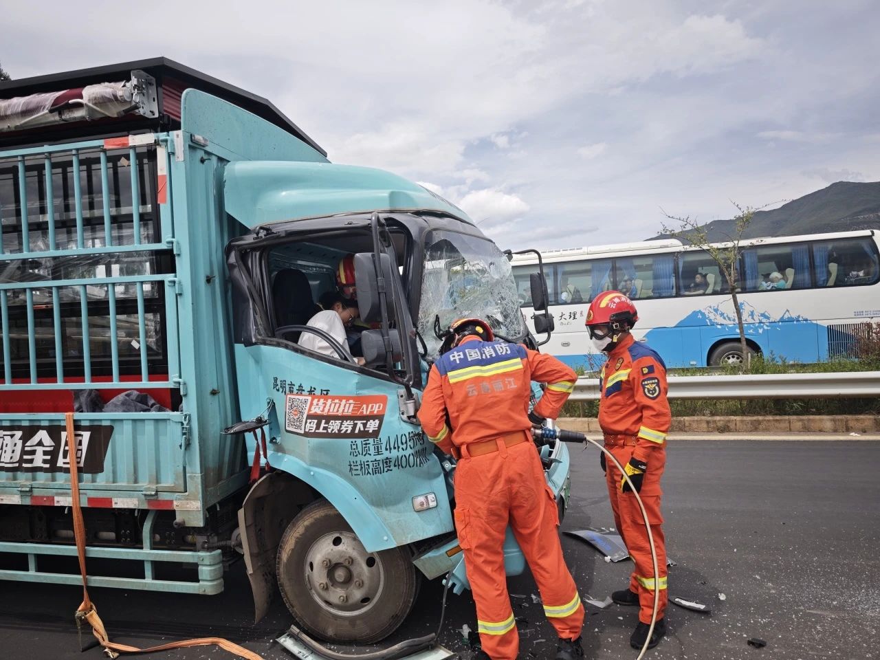 生死时速！丽江高速车辆追尾，消防23分钟救出被困者3.jpg