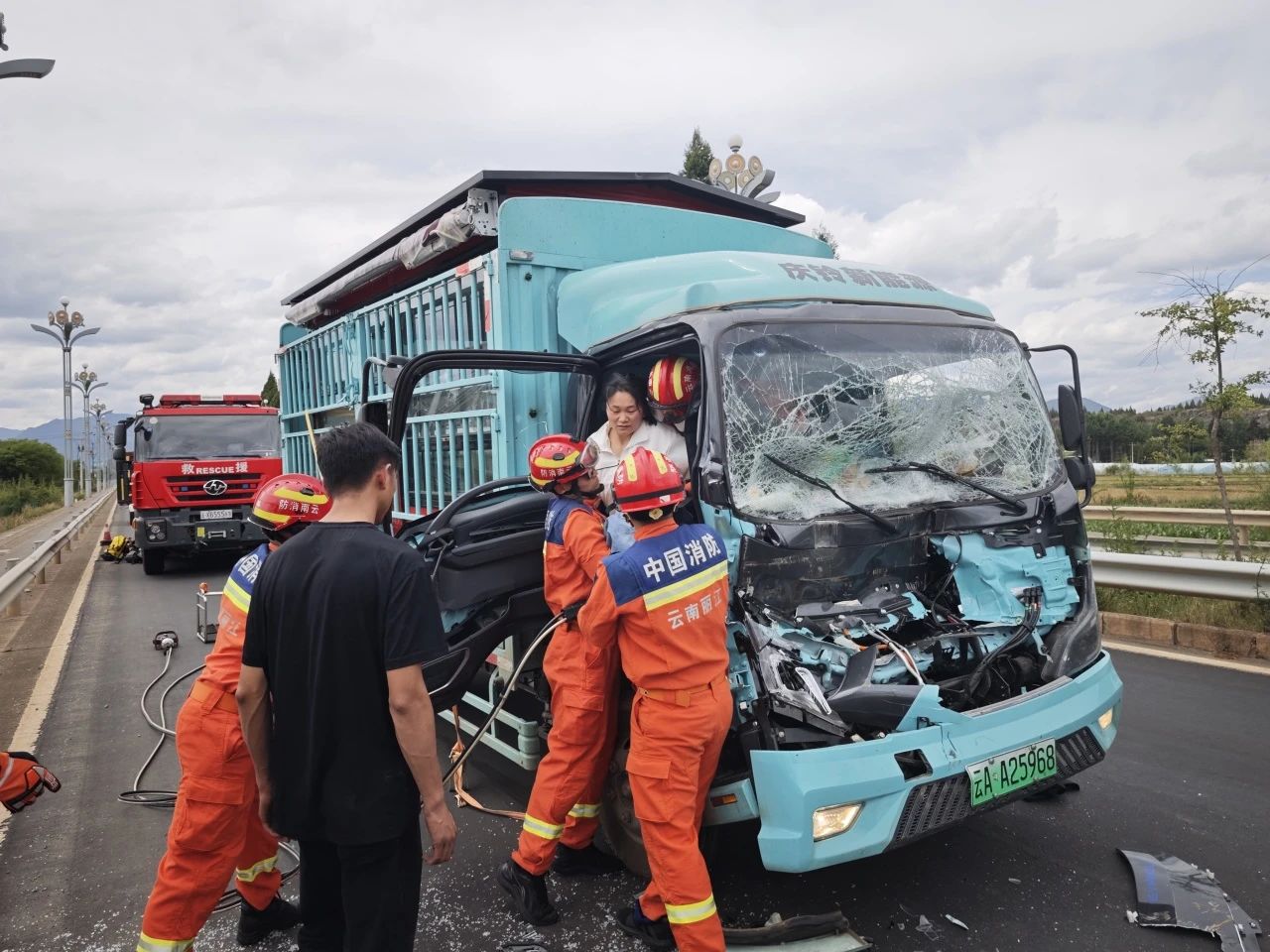 生死时速！丽江高速车辆追尾，消防23分钟救出被困者5.jpg