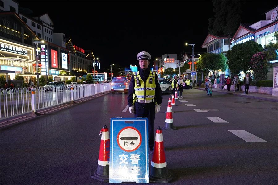 与“粽”不同的坚守：丽江交警守护平安“不打烊”.jpg
