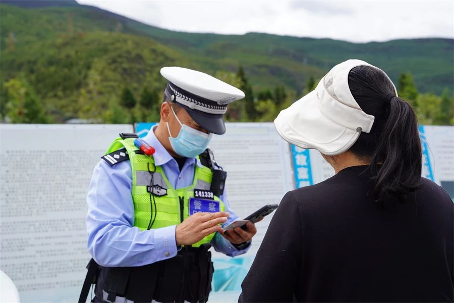 与“粽”不同的坚守：丽江交警守护平安“不打烊”3.jpg