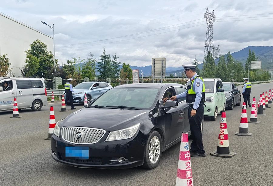 与“粽”不同的坚守：丽江交警守护平安“不打烊”1.jpg