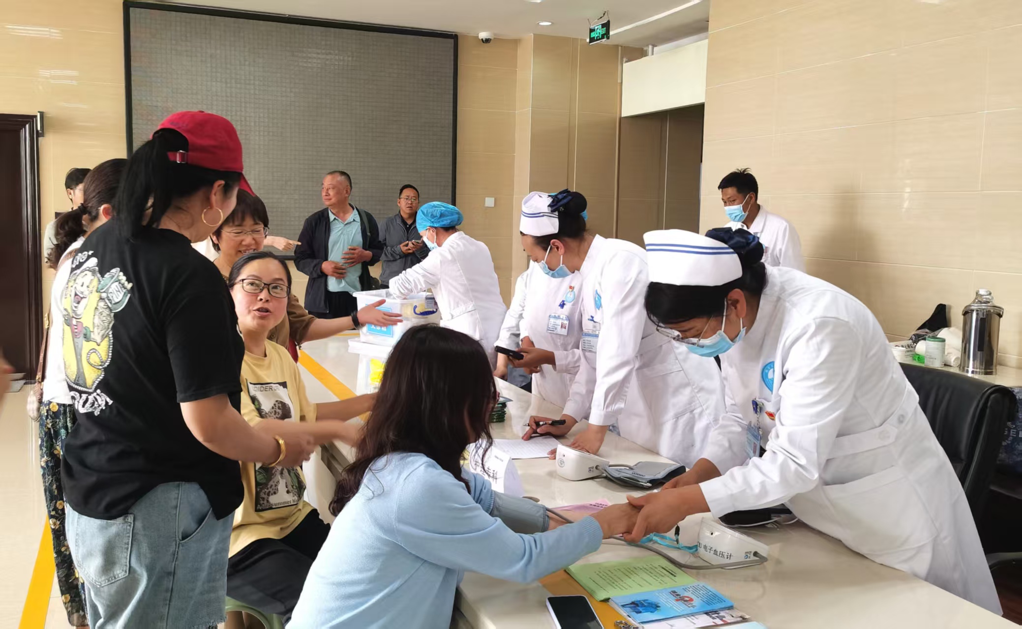 党建搭桥，医疗惠民 丽江市人民医院送健康服务进单位暖职工心3.jpg