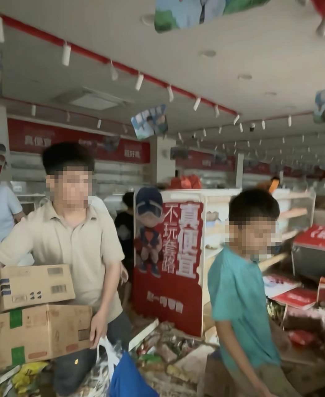 洪水退去后零食店遭洗劫！店员：连收银机都被撬，月经期泡水抢救的物资全没了1.png