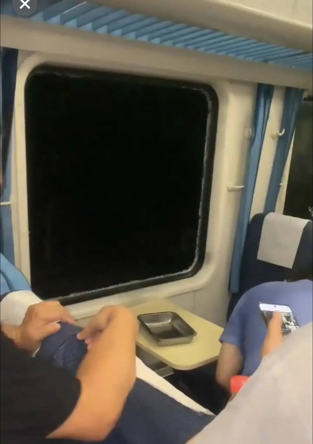 列车空调失灵乘客集体中暑？亲历者讲述：有人晕厥后才同意破窗2.jpg