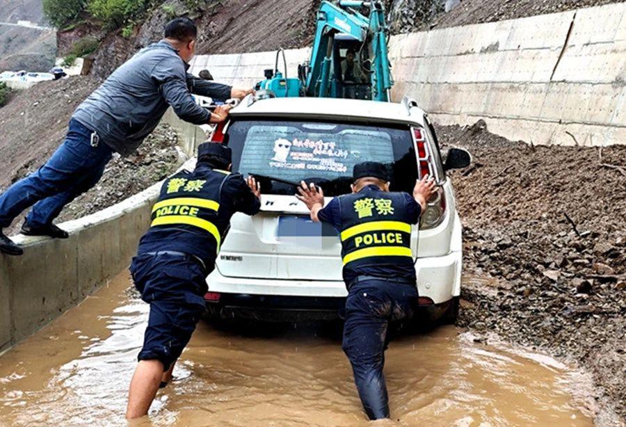 丽江警方：风雨中坚守 危难处护航1.jpeg