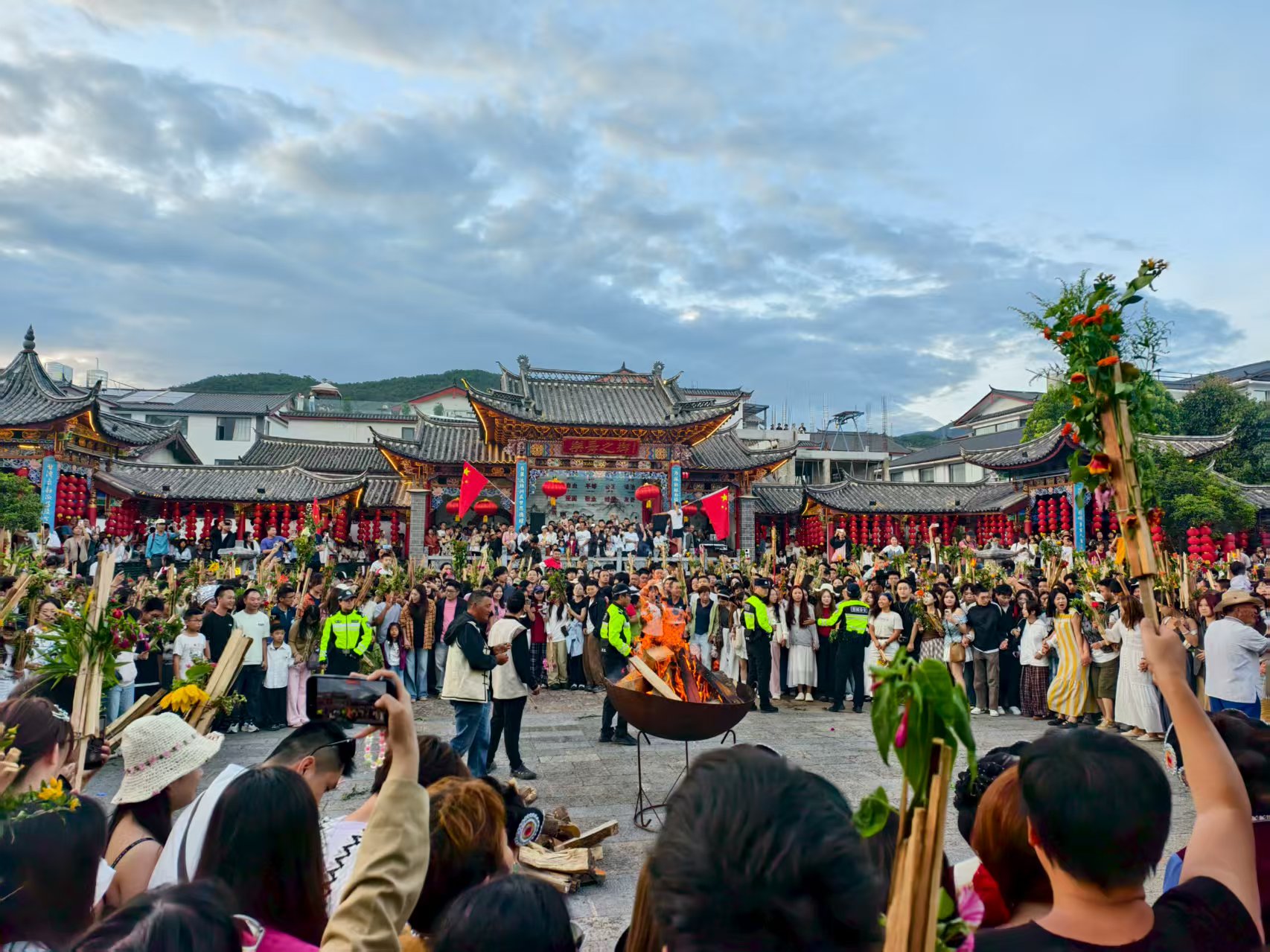 东巴祈福、长街宴、篝火打跳……丽江古城纳西火把节尽显民族风情 (4).jpg