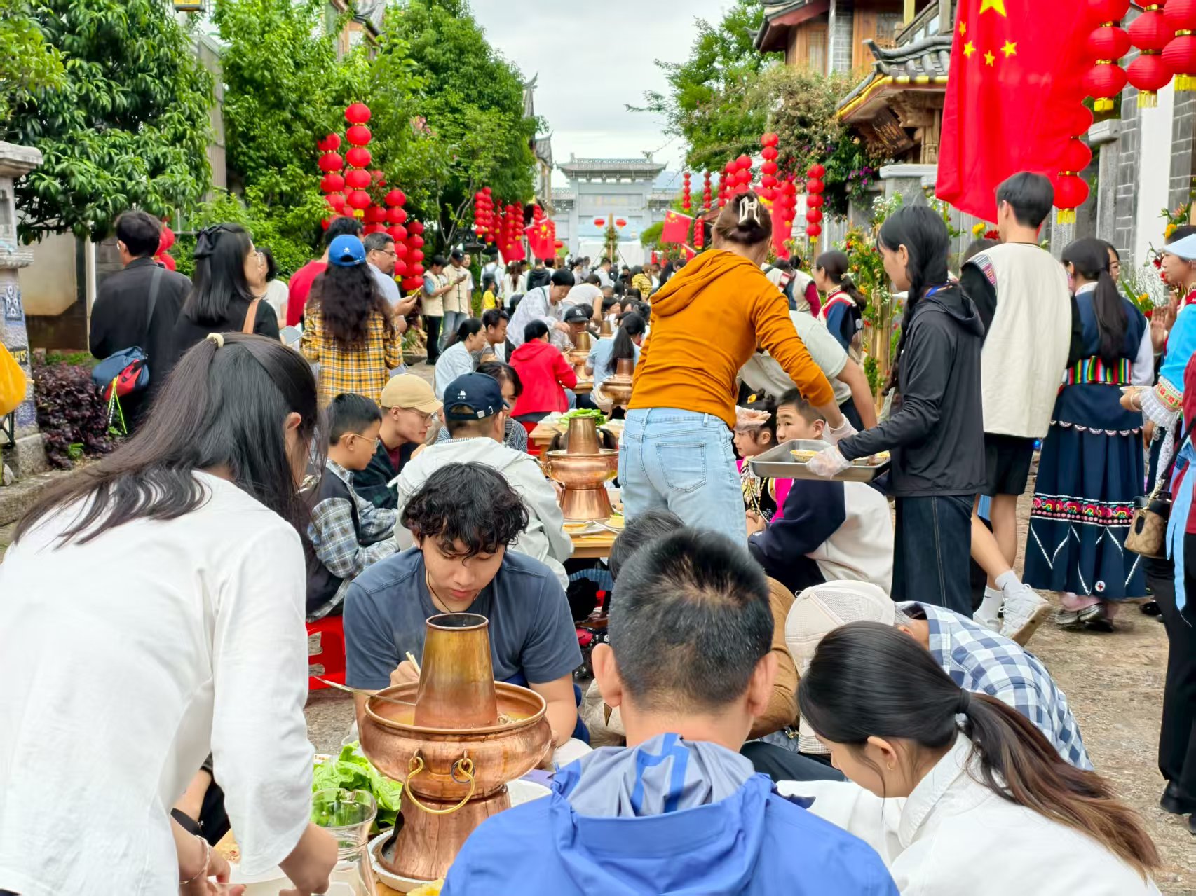 东巴祈福、长街宴、篝火打跳……丽江古城纳西火把节尽显民族风情 (5).jpg